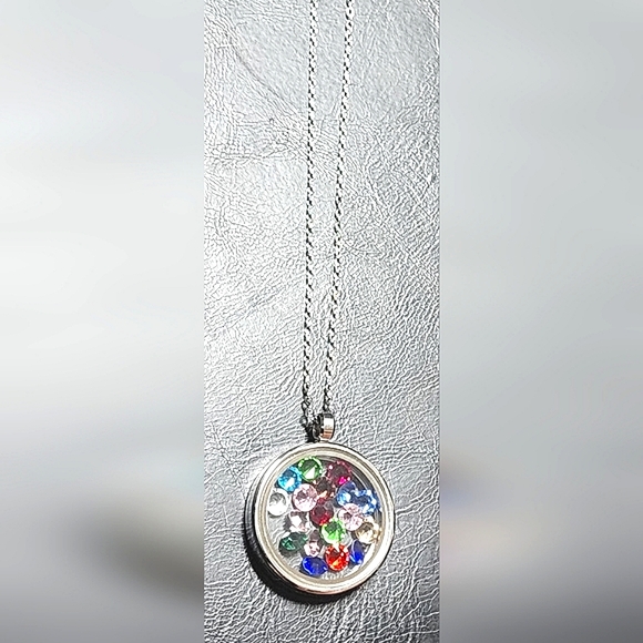 *NEW*Living Memory Floating Glass Locket Pendant & chain(comes with crystals) - Picture 9 of 9